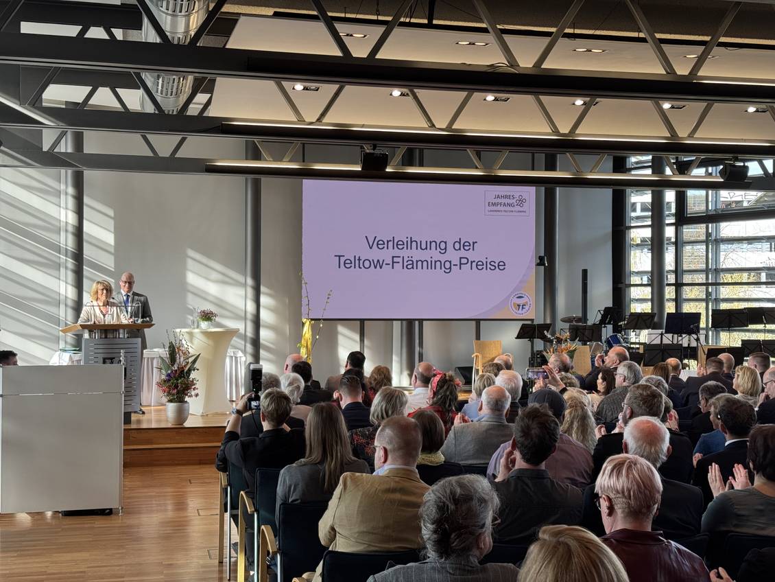 Das Foto zeigt viele Personen im Saal der Kreisverwaltung in Luckenwalde.