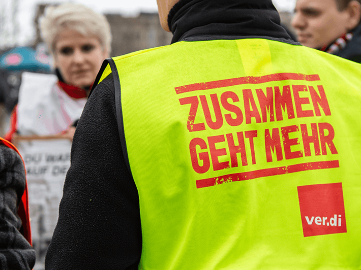Das Foto zeigt Menschen bei einem Streik.