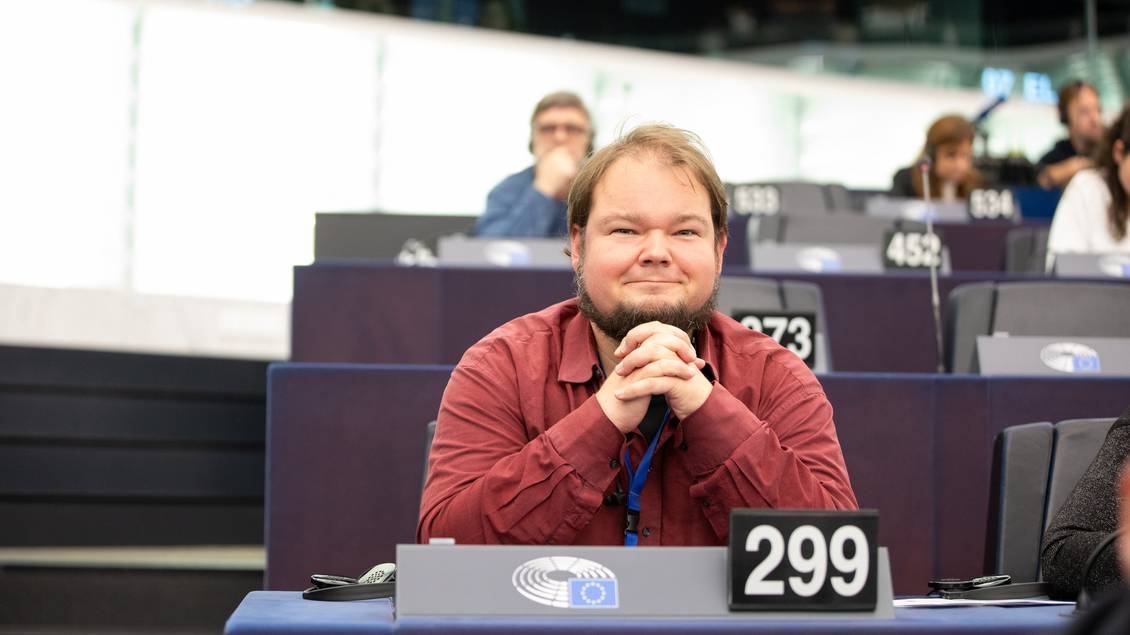Da Foto zeigt Martin Günther im Sitzungssaal des Europäischen Parlaments in Straßburg.