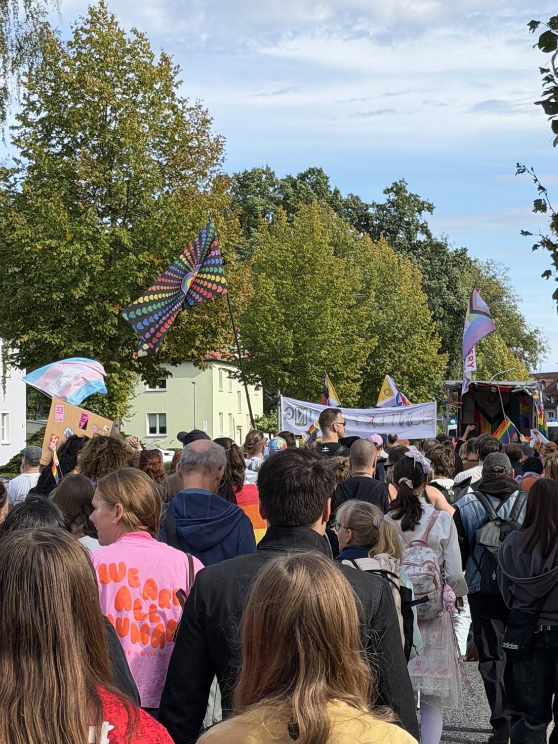 Das Foto zeigt ein Gruppe von Menschen, die auf einer Straße laufen.