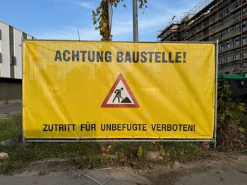 Das Foto zeigt einen Absperrschild einer Baustelle mit der Aufschrift "Achtung Baustelle!"