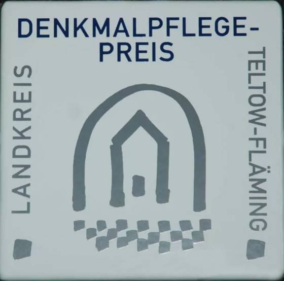 Foto der Plakette des Denkmalpflegepreises des Landkreises Teltow-Fläming