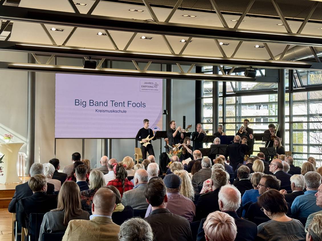 Das Foto zeigt viele Personen im Saal der Kreisverwaltung in Luckenwalde.