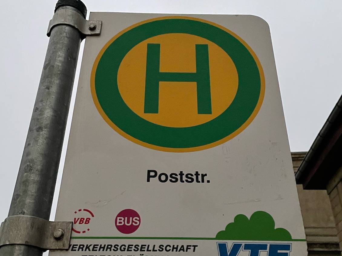 Das Foto zeigt ein Haltestellenschild einer Bushaltestelle. 