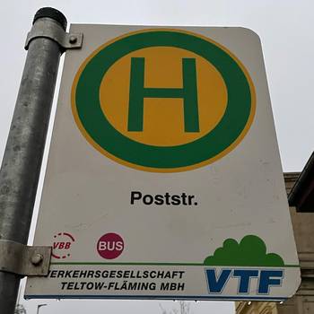 Das Foto zeigt ein Haltestellenschild einer Bushaltestelle. 