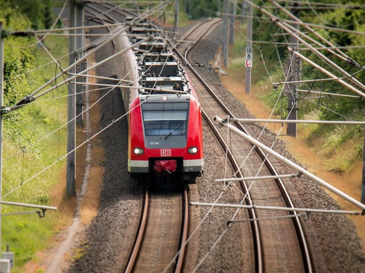 Das Foto zeigt einen Regionalzug, der auf Gleisen fährt.
