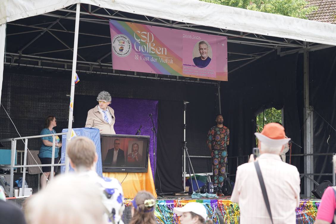 Das Foto zeigt eine Person auf der Bühne.