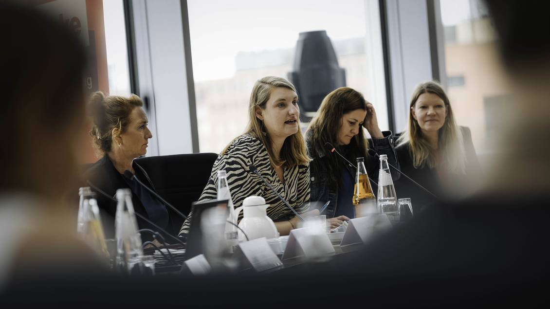 Das Foto zeigt mehrere Personen in einem Ausschusssaal des Bundestages in Berlin. 