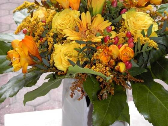 Das Foto zeigt einen Blumenstrauß, der auf einem Tisch steht.