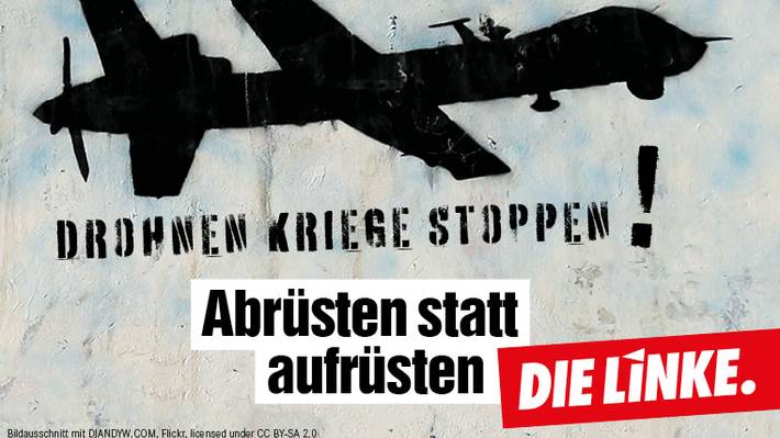 Die Grafik zeigt eine fliegdende Drohne, dazu den Schriftzug "Drohnenkriege stoppen! Abrüsten statt aufrüsten." und das Logo der Partei Die Linke.
