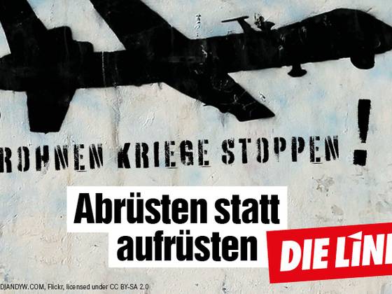 Die Grafik zeigt eine fliegdende Drohne, dazu den Schriftzug "Drohnenkriege stoppen! Abrüsten statt aufrüsten." und das Logo der Partei Die Linke.