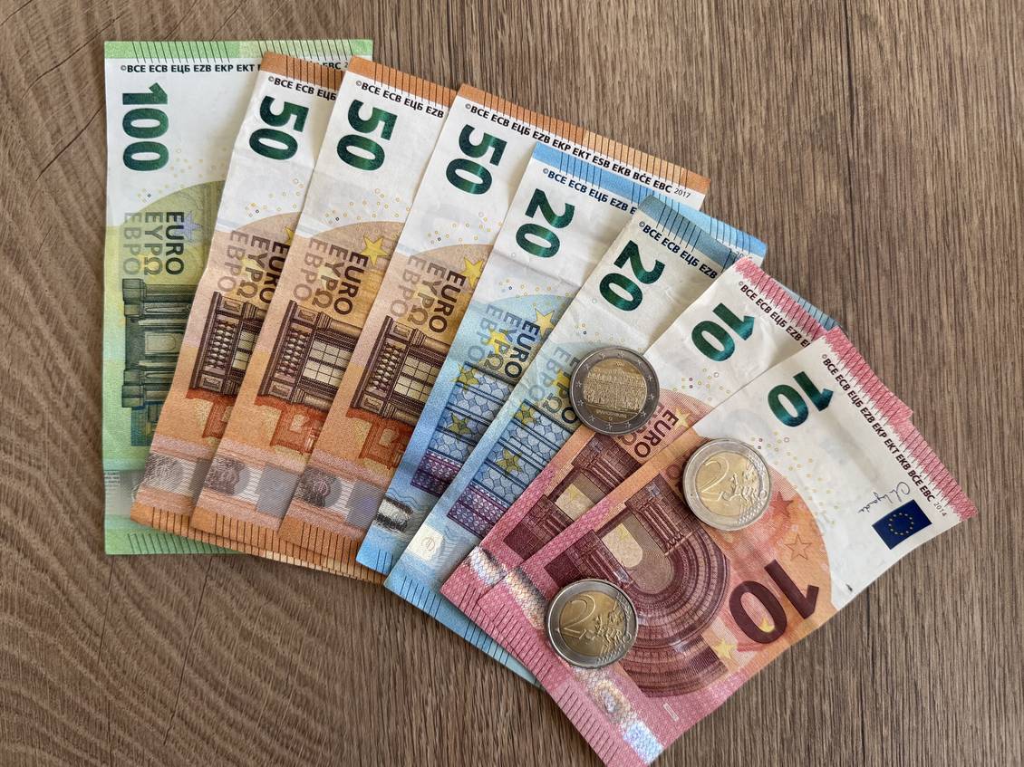 Das Foto zeigt Euro-Münzen und Euro-Scheine.