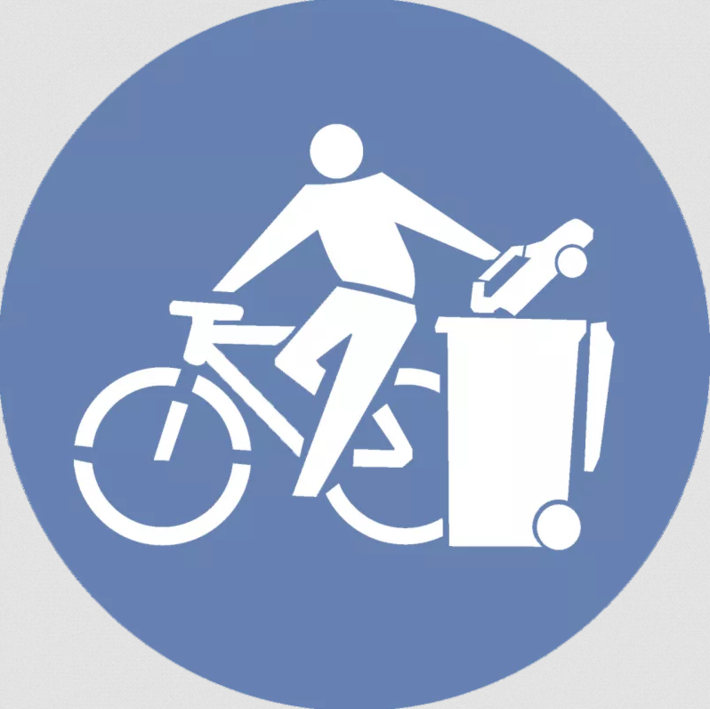 Die Grafik zeigt das Verkehrszeichen für "Radweg" in abgewandelter Form: Der Radfahrende sitzt auf dem Rad, hat neben sich eine Mülltonne und wirft darin ein Auto hinein.