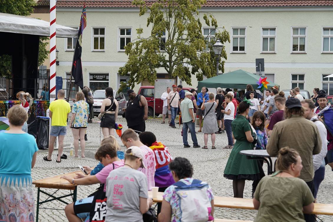 Das Foto zeigt viele Personen auf einem Marktplatz.