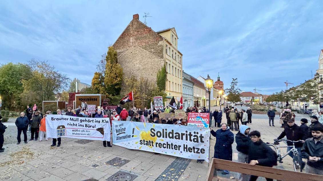 Das Foto zeigt eine Demonstration auf dem Luckenwalder Boulevard.