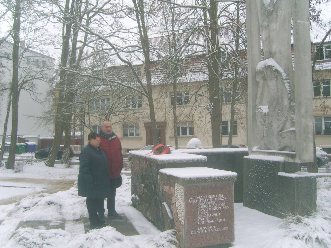 Das Foto zeigt zwei Personen vor dem Mahnmal.