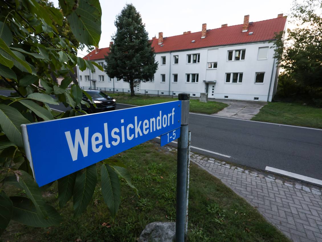 Das Foto zeigt ein Straßenschild mit der Aufschrift "Welsickendorf", im Hintergrund ist ein Haus zu sehen.