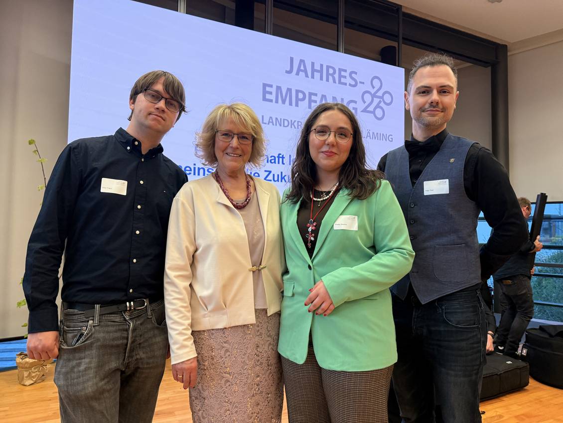 Das Foto zeigt vier Personen im Saal der Kreisverwaltung in Luckenwalde.